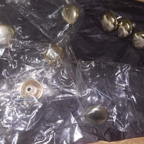 8 drawer knobs - Picture 6 of 7